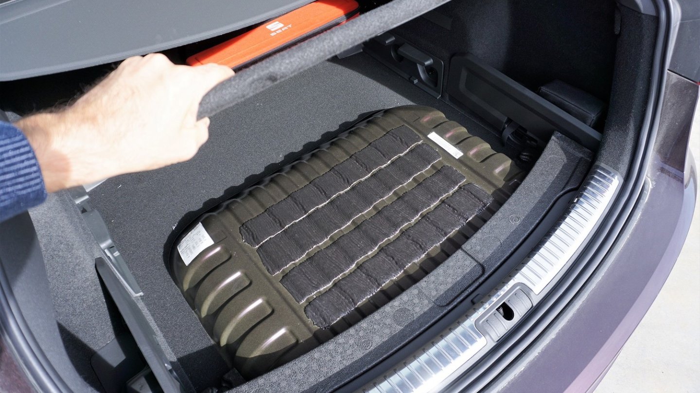 Unter dem doppelten Ladeboden zeigt sich der CNG-Tank.