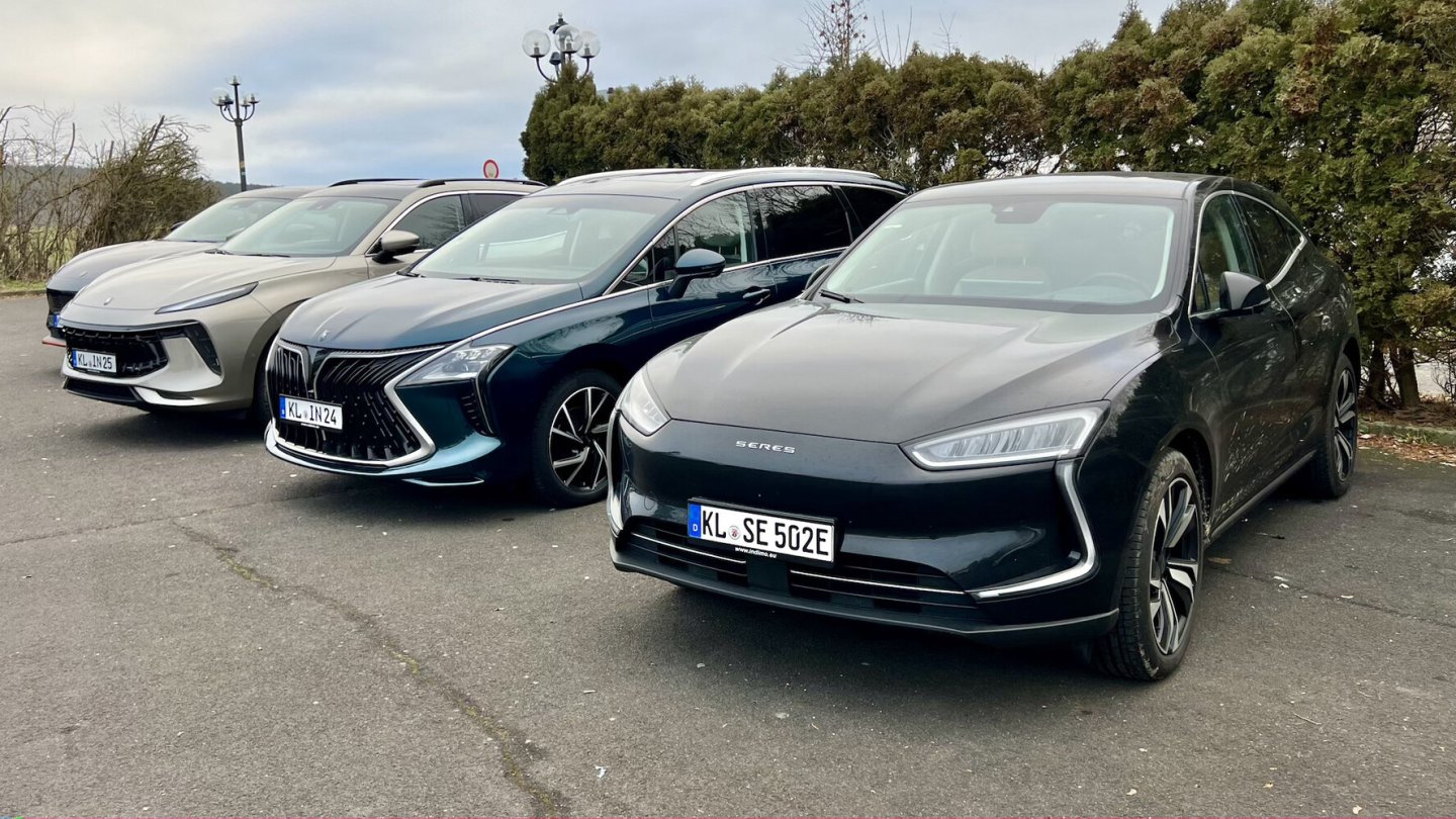 Der Seres 5, hier rechts im Bild, ist in Deutschland bereits erhältlich.