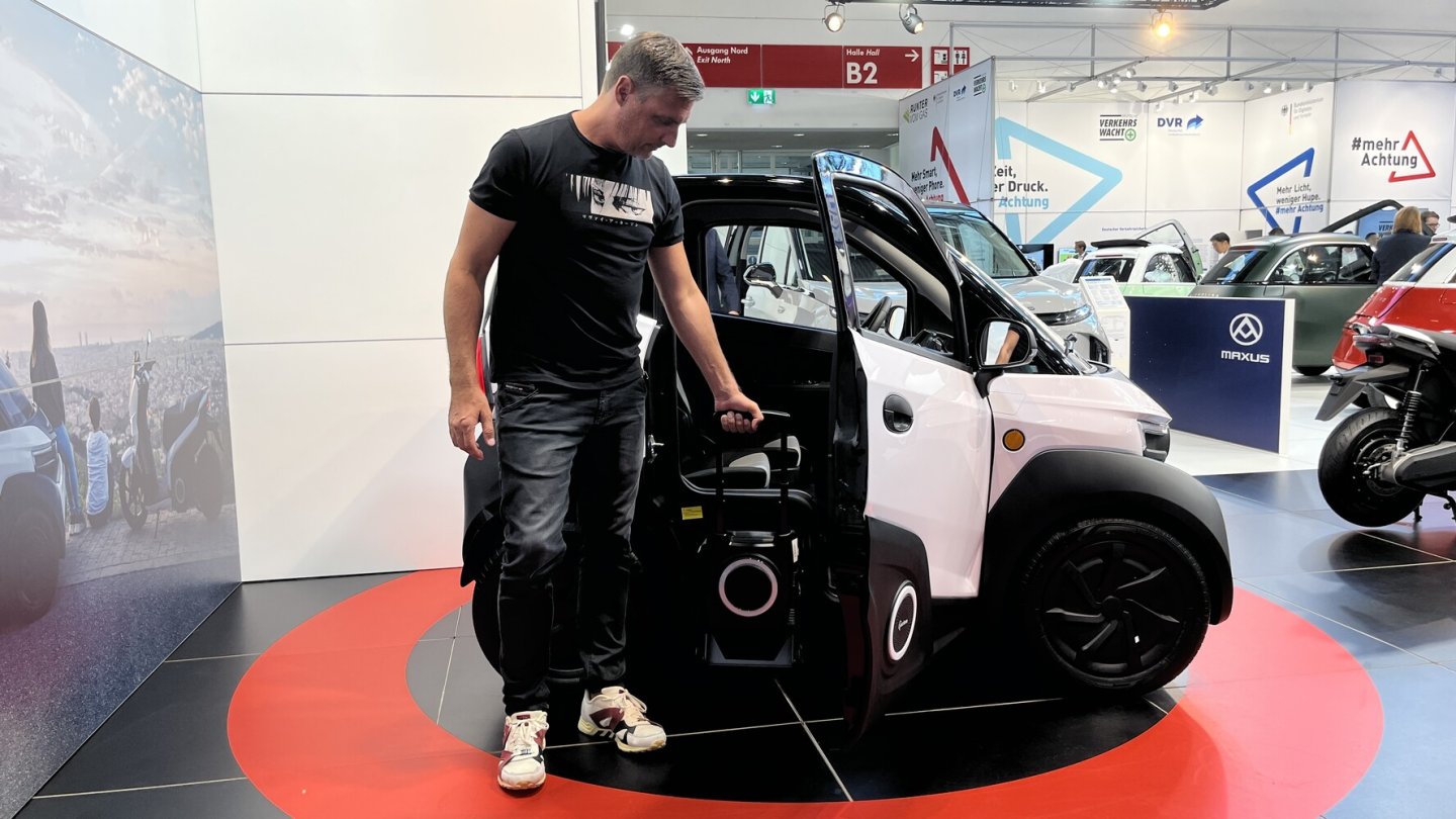 Die beiden Akkupakete kann man zuhause oder im Büro laden. Oder das Auto an einer Steckdose parken.