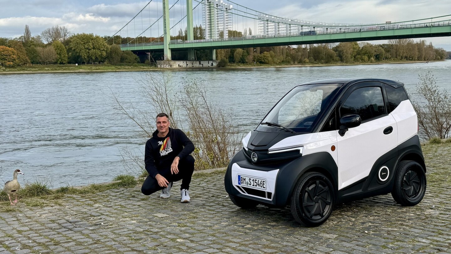 Eine mutmaßlich moderne Ente ist ganz links im Bild zu sehen. Rechts der Silence S04.