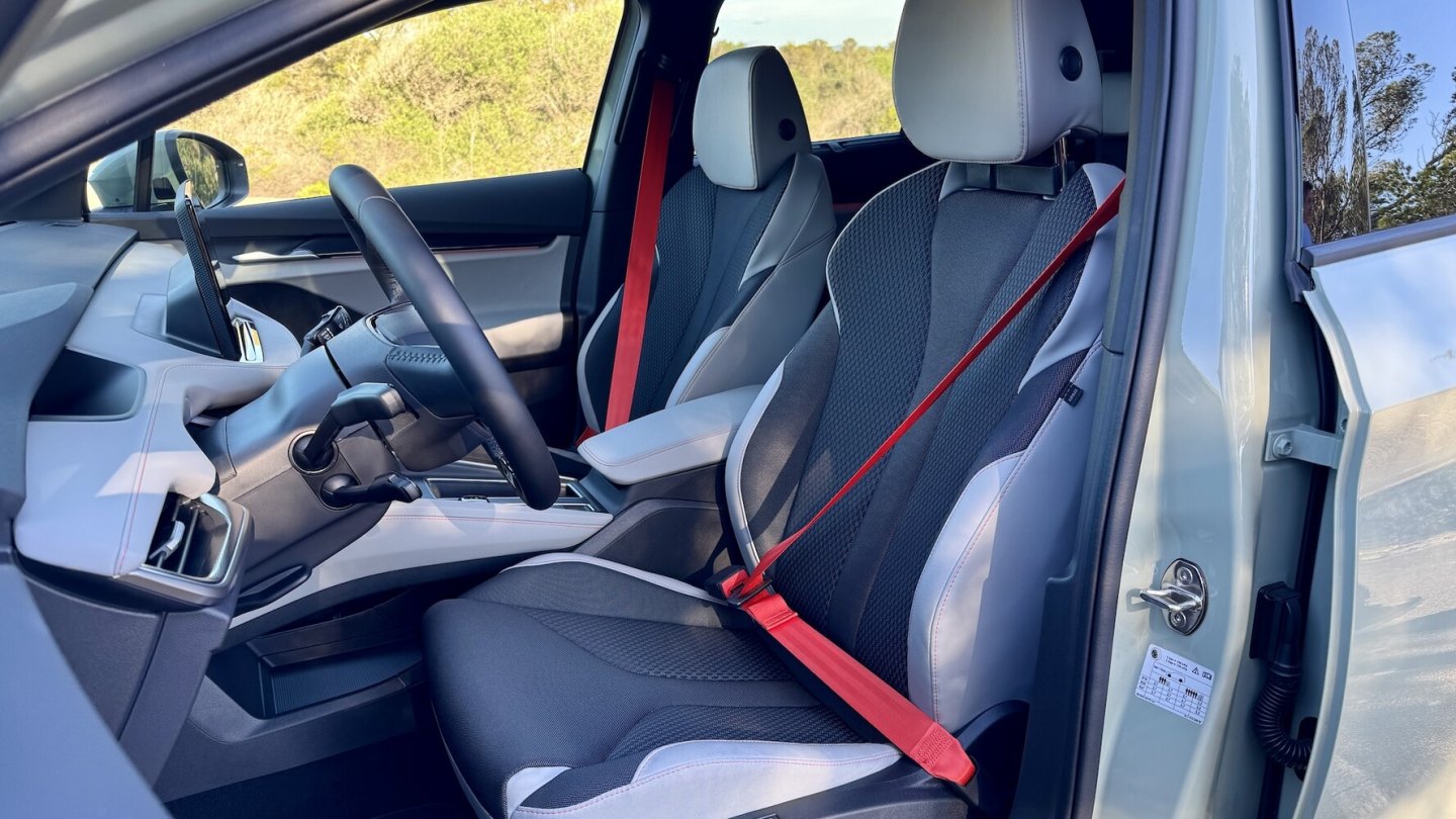 Ungewohnt bunt: Der Skoda Elroq mit der Ausstattung Lodge trägt orangene Gurte.