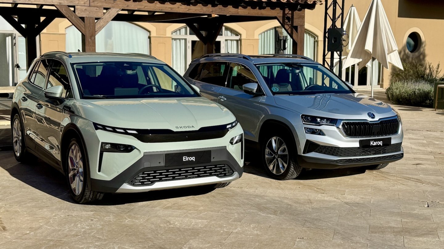 Der vergleichbare Skoda Karoq 1.5 TSI mit DSG - hier rechts im Bild - ist teurer als der elektrische Elroq.