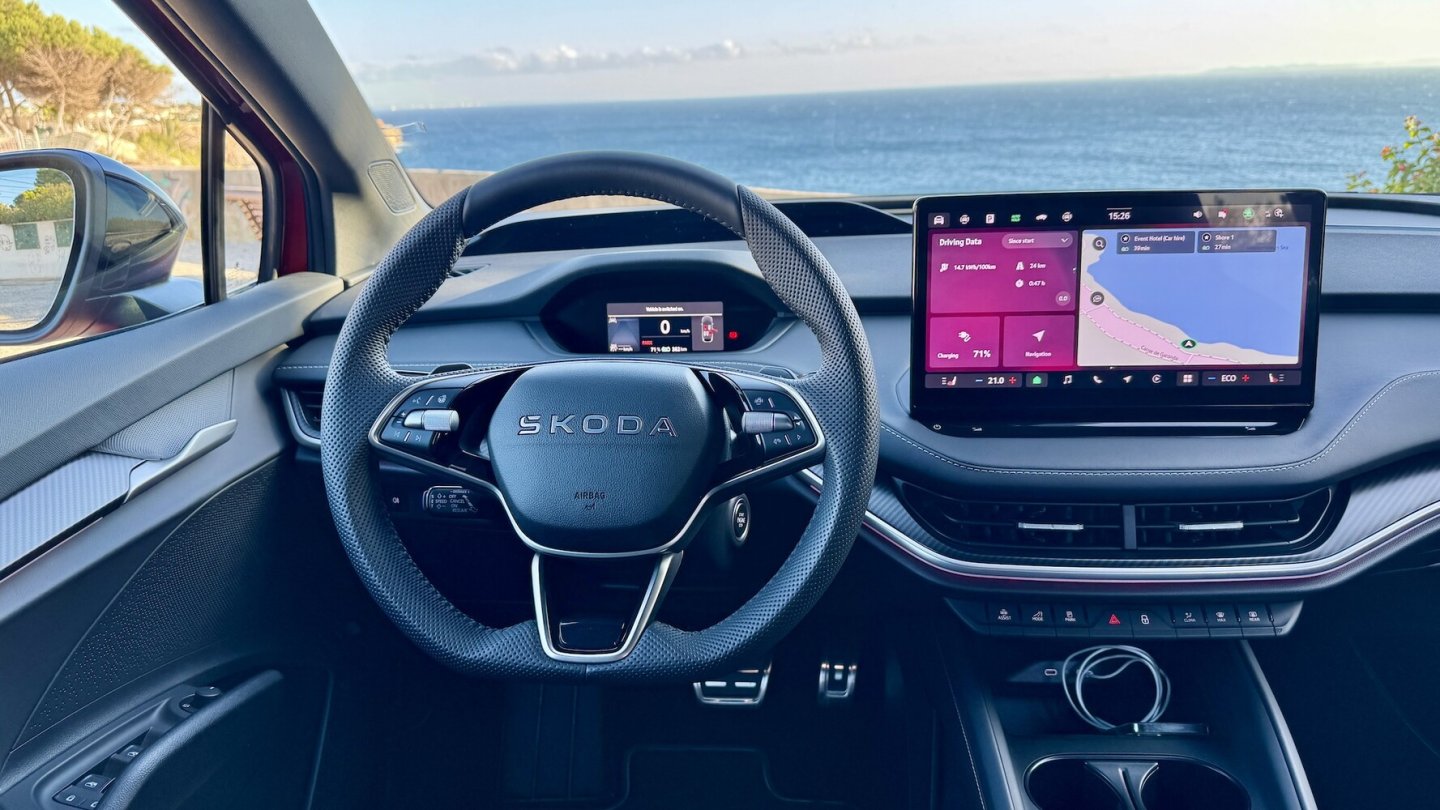 Das Dreipseichenlenkrad gehört zur Sportline-Serienausstattung.