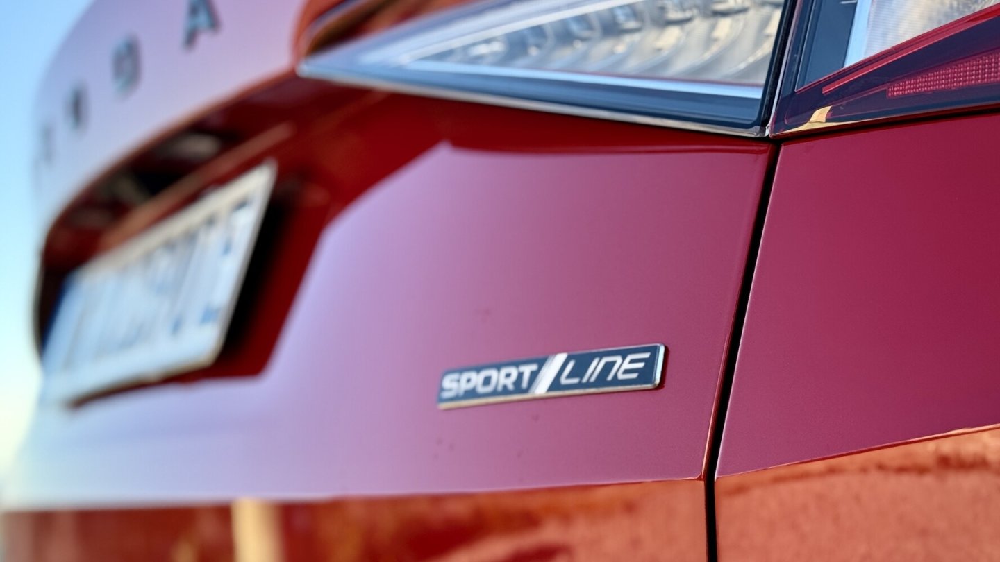 Der rote Elroq-Testwagen trägt die Sportline-Ausstattung.