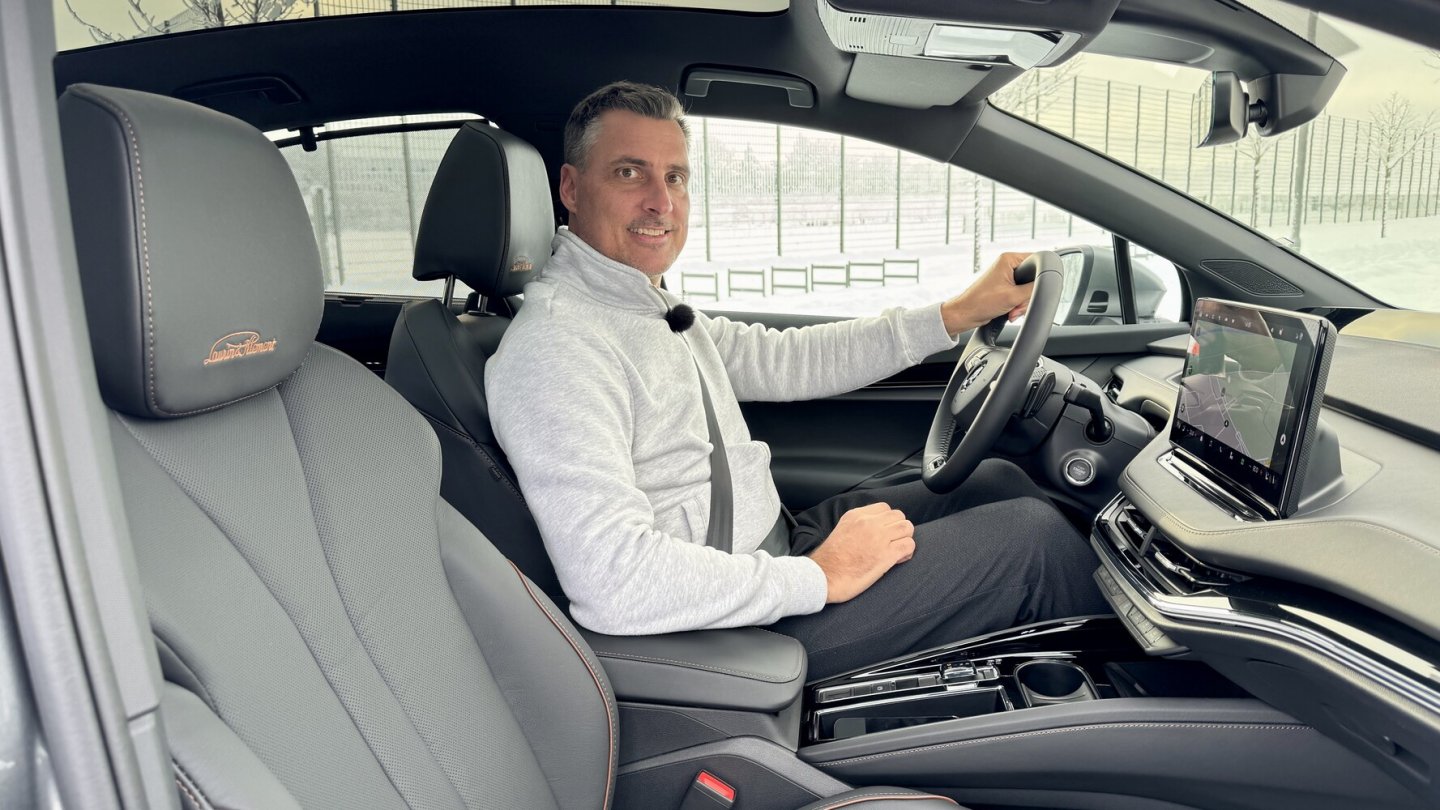 Logos mit den Namen der Firmengründer zieren auch die vorderen Kopfstützen.