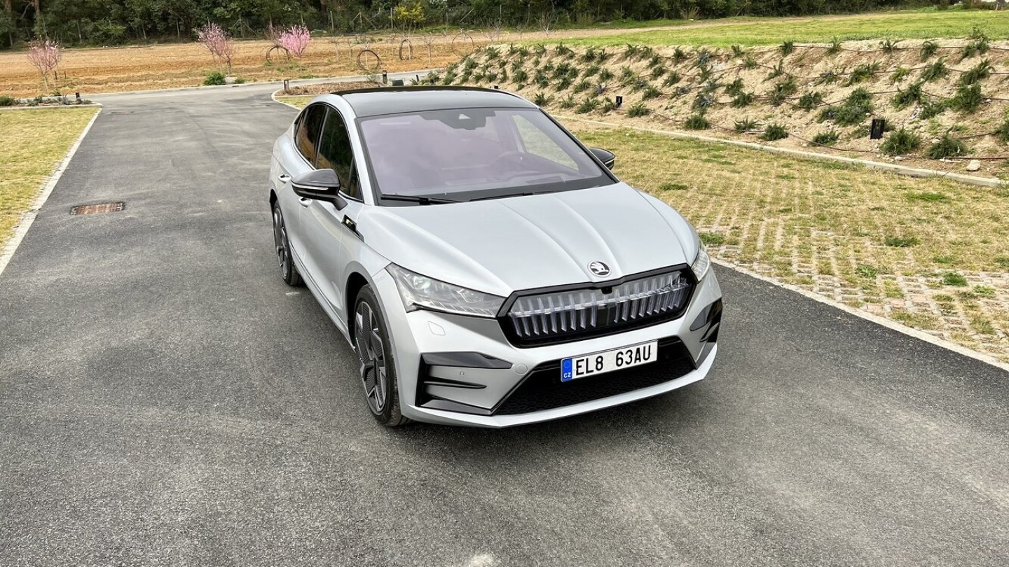 Eine LED-Leiste in der Fronmaske ist beim RS serienmäßig.