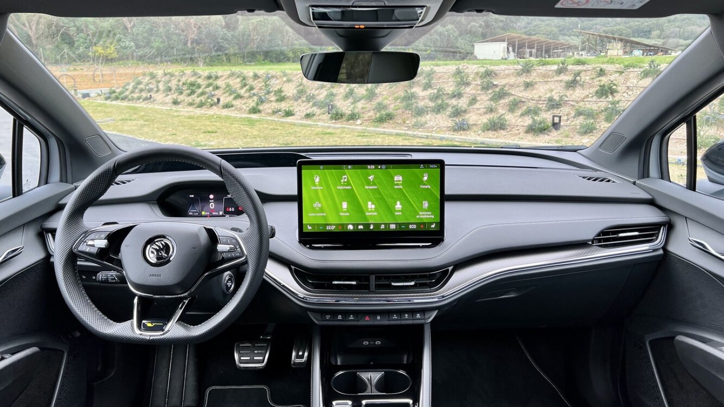 Das Cockpit bietet hochwertige Materialien und ist gut verarbeitet.