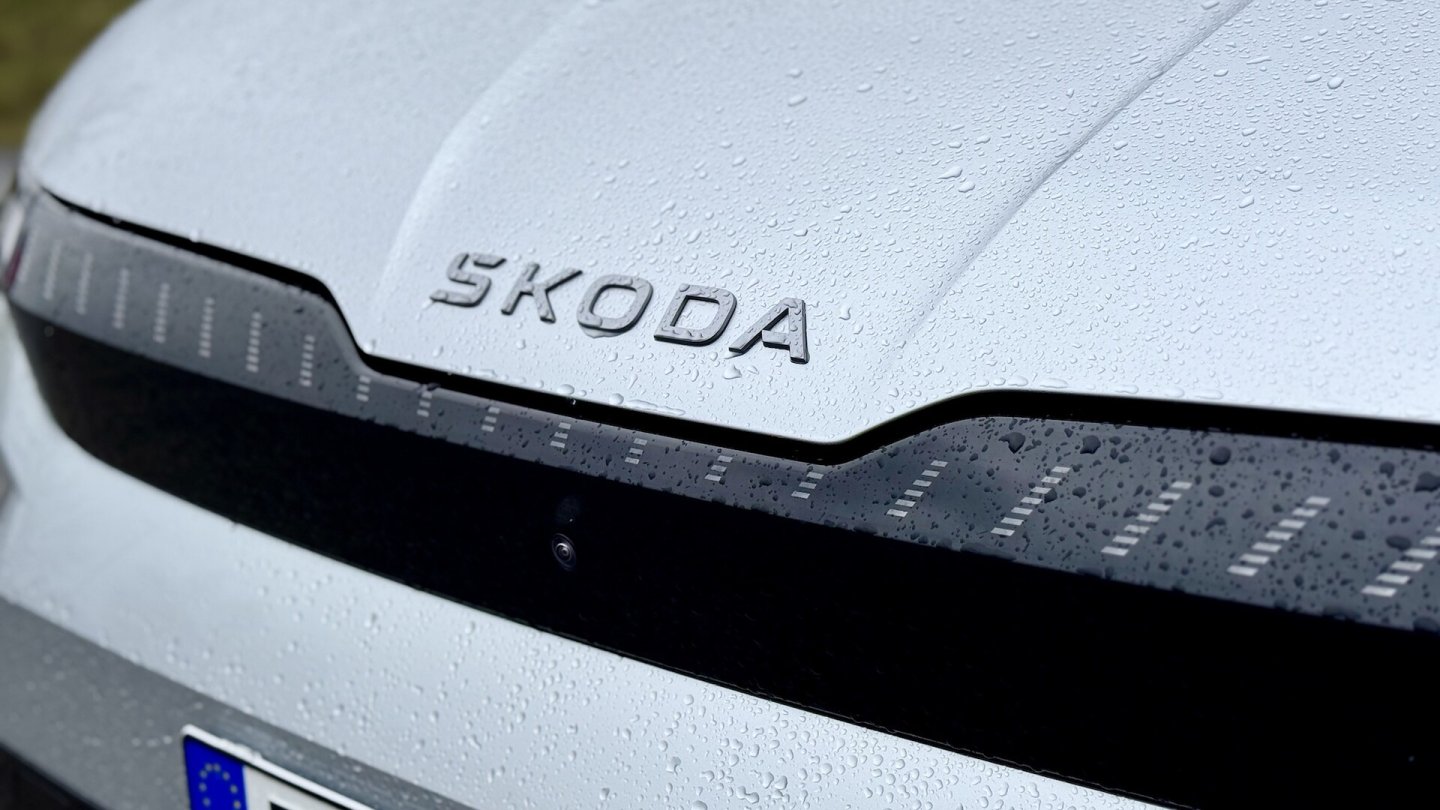 Neues Blech beim Facelift: Die Motorhaube lässt Platz für den ausgeschriebenen Markennamen an der Front.