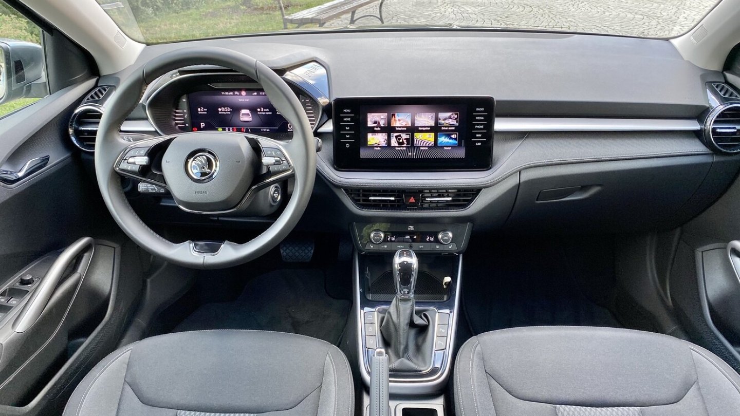 Die Cockpitgestaltung erinnert an den größeren Octavia.