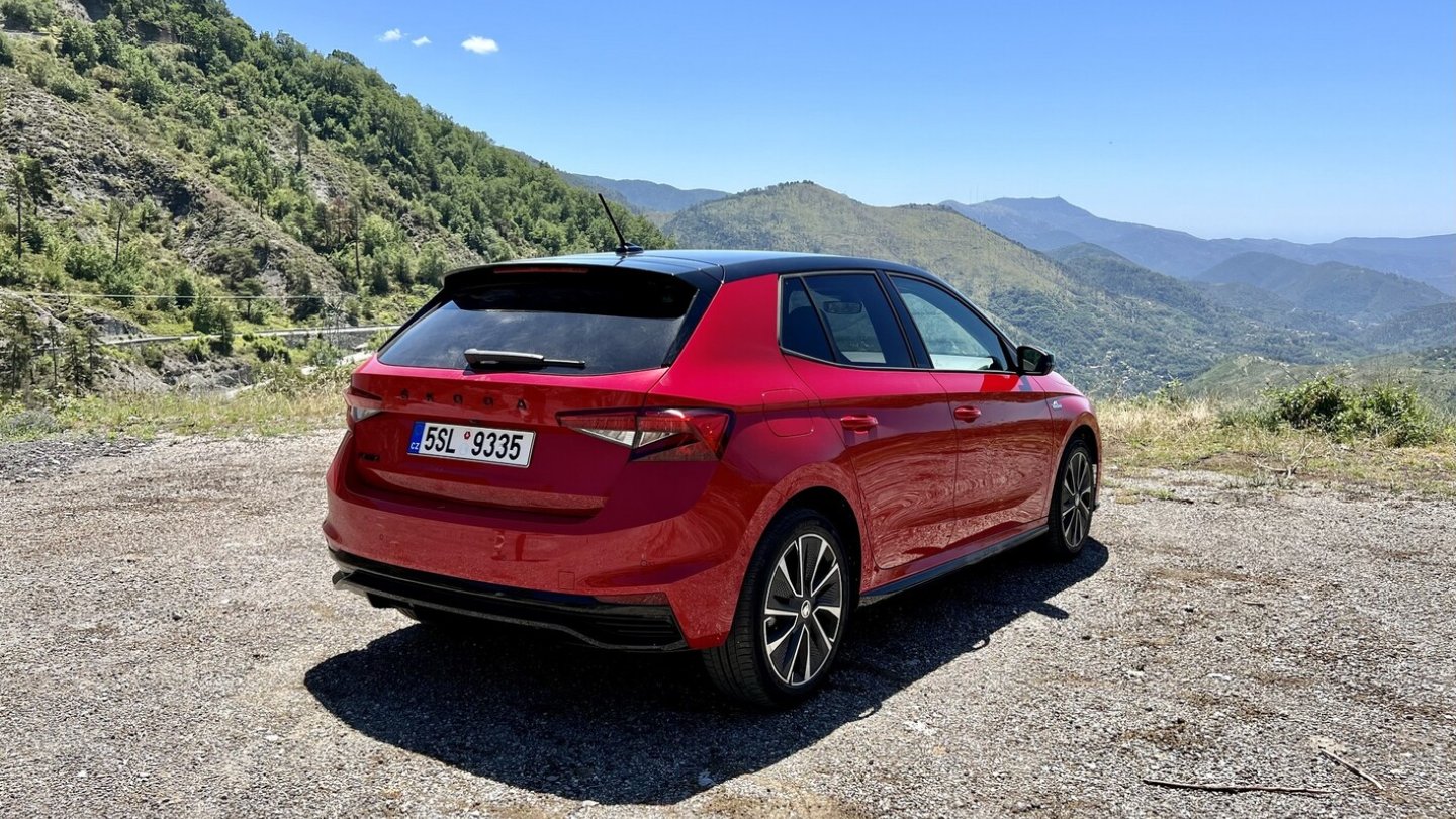 Das Dach in Kontrastlackierung kostet extra, die rote Metallicfarbe auch.