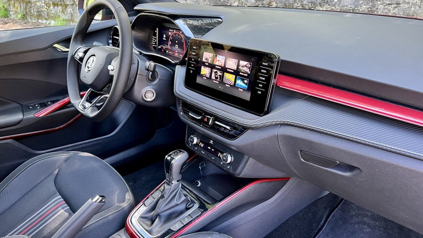 Das Cockpit im Skoa Fabia wirkt wenig kleinwagenhaft.