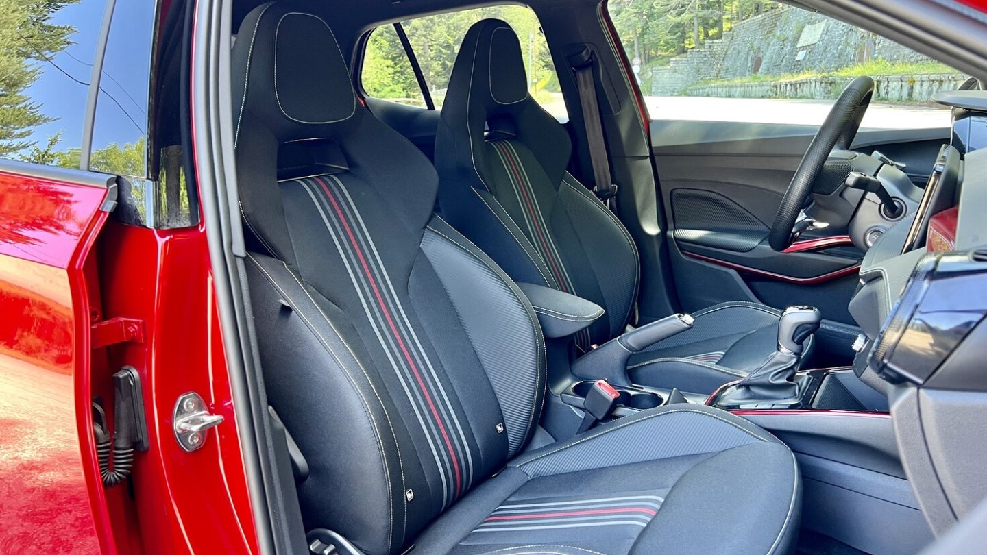 Die Sportsitze mit integrierten Kopftützen bieten Seitenhalt und Komfort.