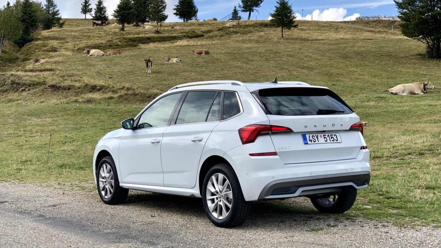 Dieser Skoda Kamiq ist in der Farbe Moon White lackiert.