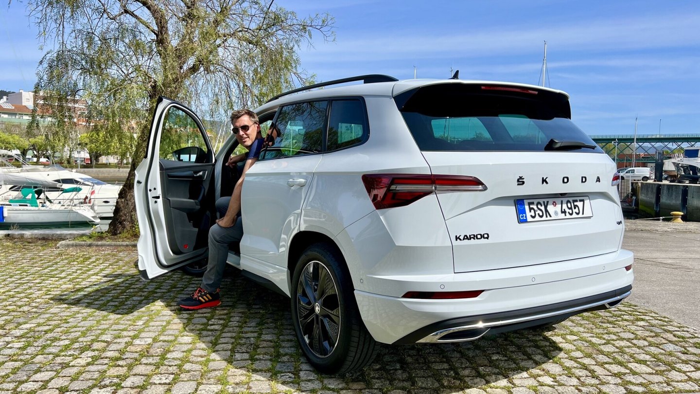 Der Skoda Karoq bleibt sich nach dem Facelift treu. Auch als Sportline ist er vor allem ein praktisches SUV.