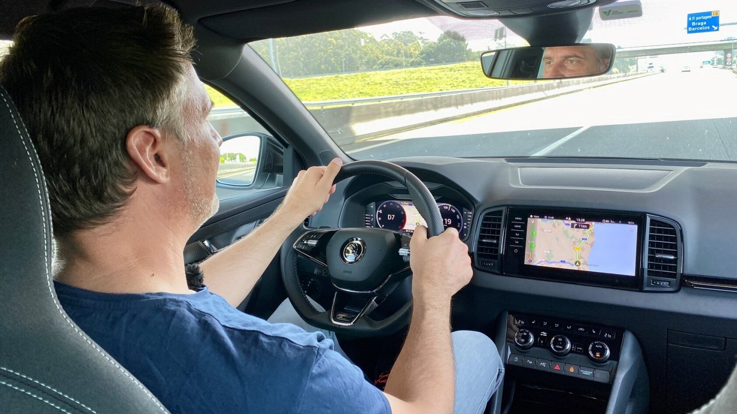 Mit dem 190 PS starken Benziner ist der Skoda Karoq nicht wirklich sparsam.