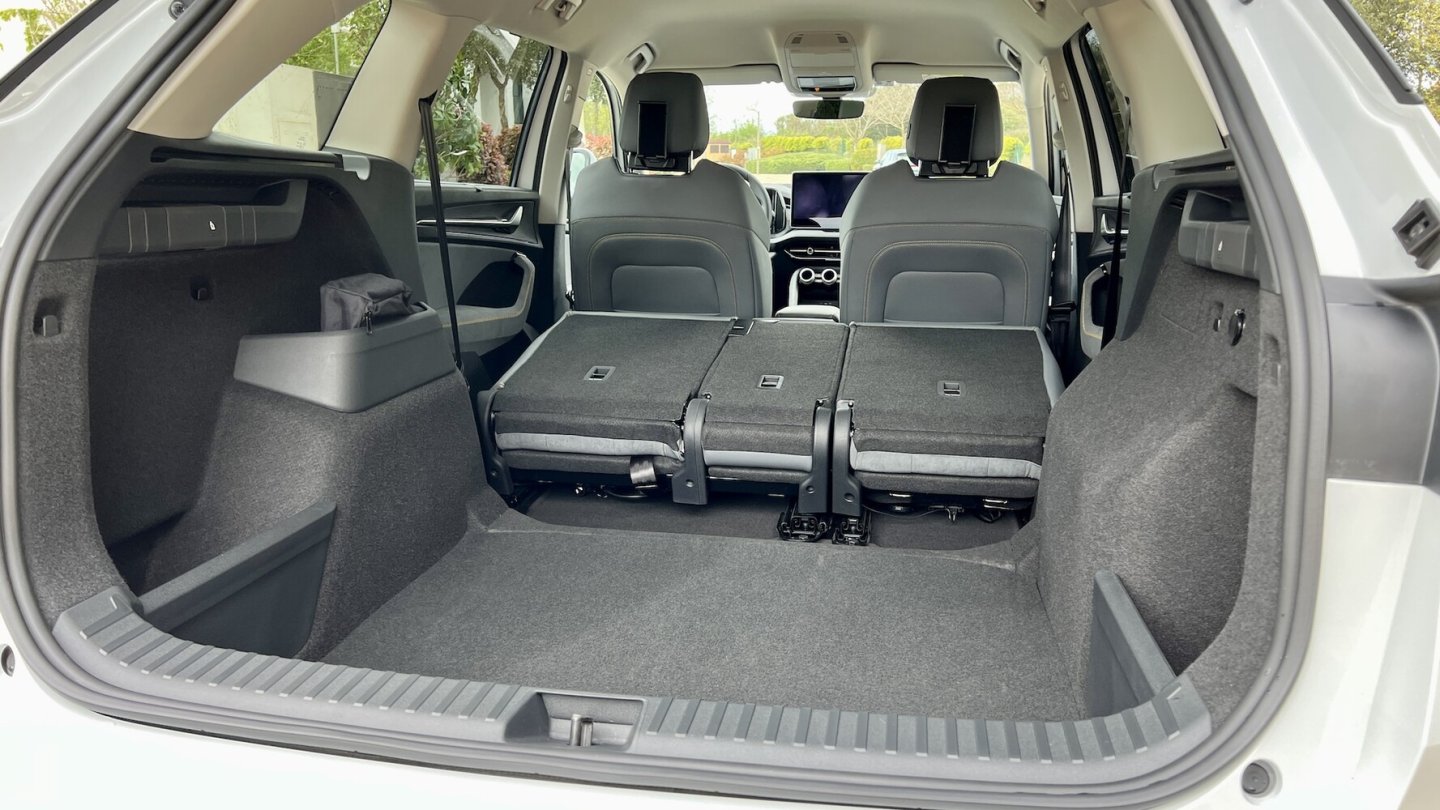 Ohne doppelten Ladeboden bleibt beim Umlegen der Rücksitzlehnen eine Stufe.