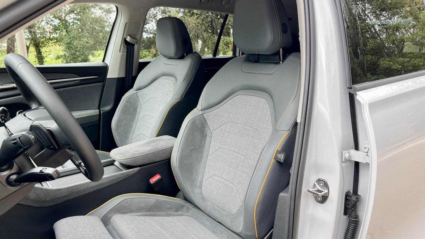 Die hellgraue Innenausstattung mit gelben Nähten kostet 1.610 Euro Aufpreis.
