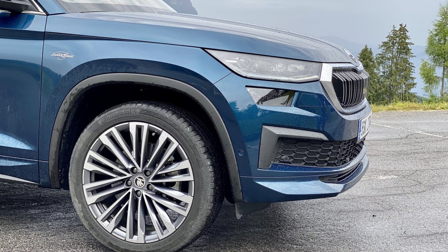 Der Kühlergrill steht jetzt steiler als bisher.