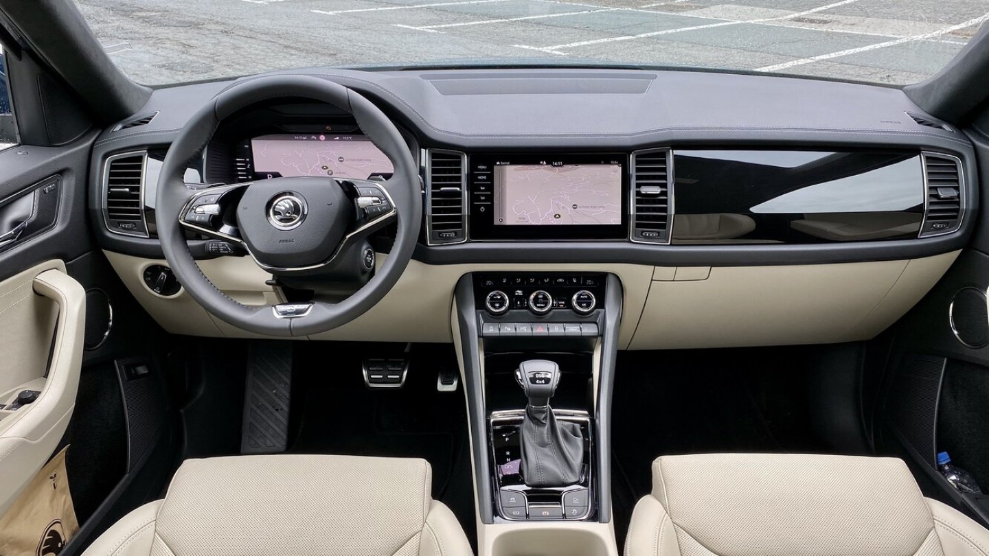 Hinter dem Zweispeichenlenkrad blickt man auf digitale Instrumente.