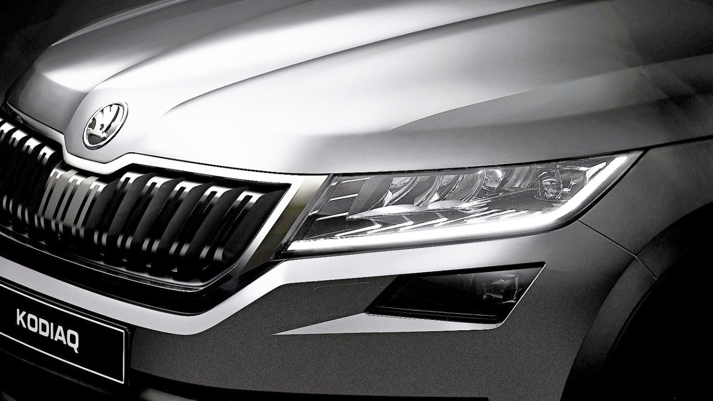 Zwei Leuchtenpaare auf jeder Seite. In der Mulde der unteren Lampe steckt zudem die Reinigungsanlage.