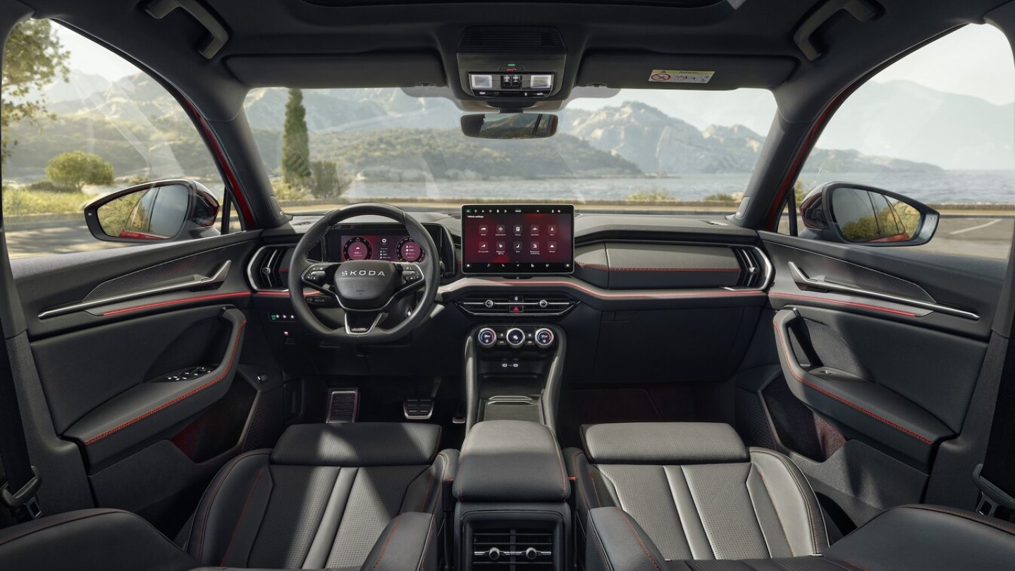 Dreispeichenlenkrad unterm schwarzen Dachhimmel im Skoda Kodiaq RS.