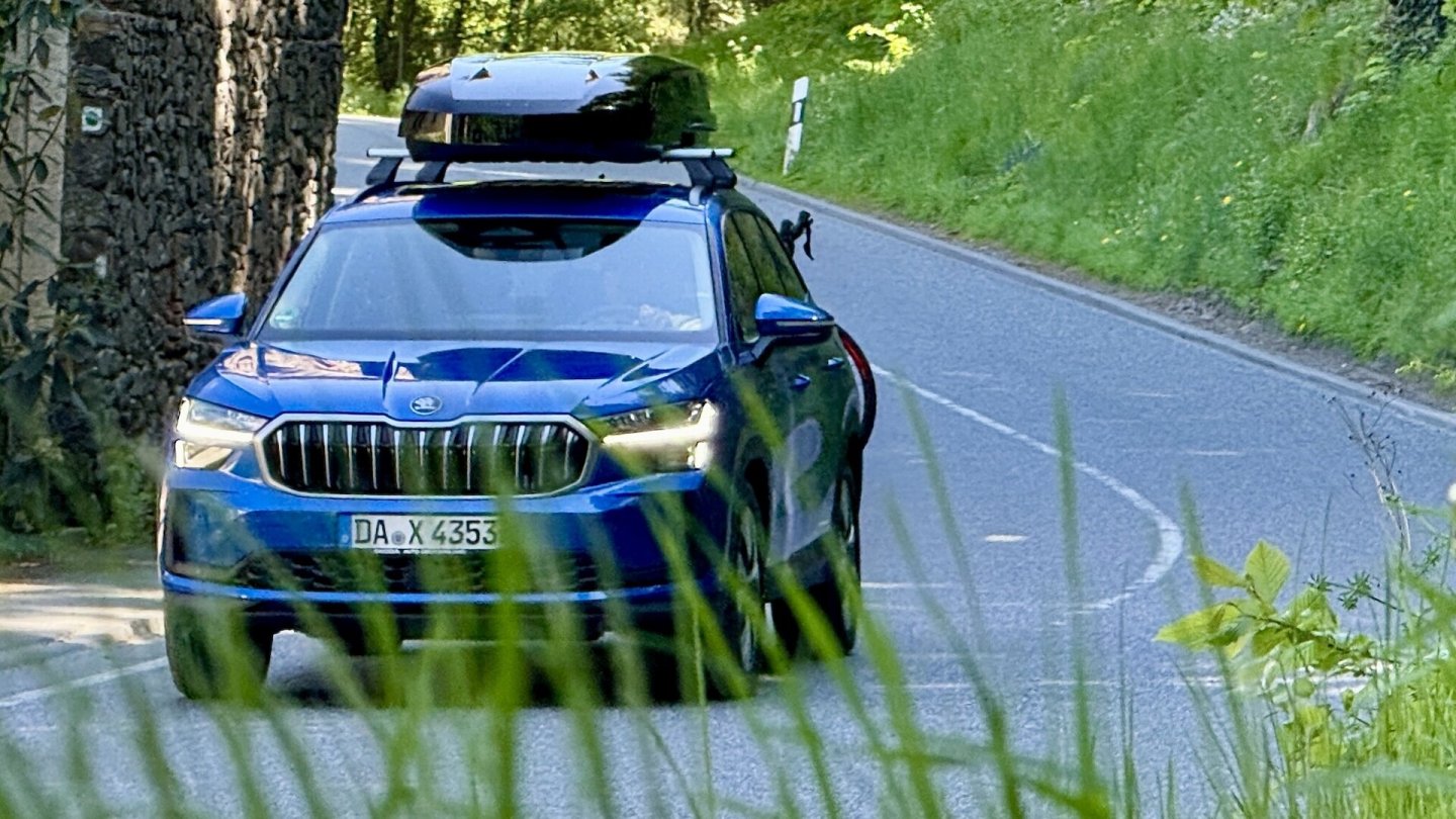 Vor Fahrtantritt sollte man sich über Verkehrsregeln, Maut und Tempolimits im Ausland informieren.