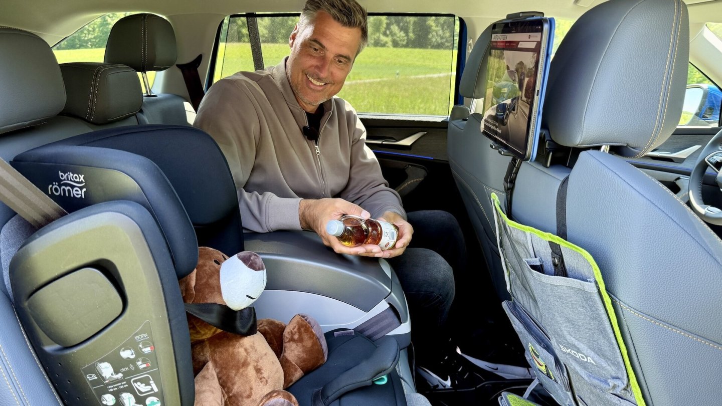 Ideale Platzausnutzung: Eine Kühlbox für den hier unbesetzten Mittelplatz im Fond.