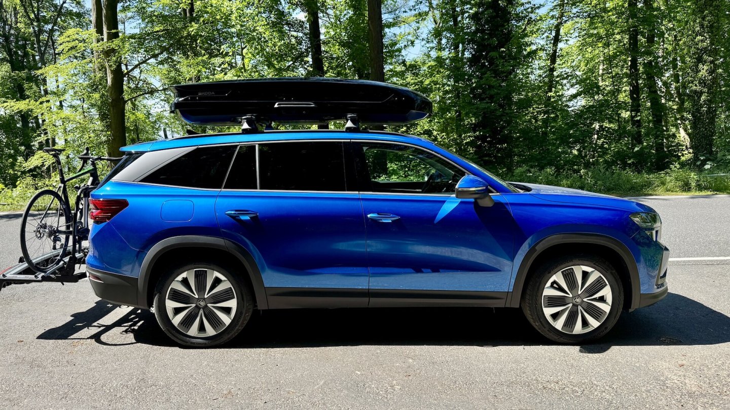 Dachboxen gibt es in verschiedenen Größen mit bis zu über 500 Litern Extra-Ladevolumen.