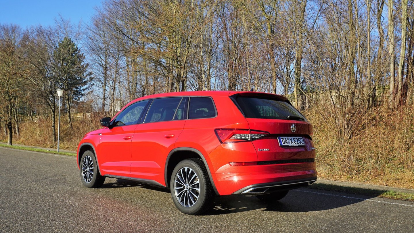 Die glänzenden Zubehör-Leichtmetallfelgen auf Winterreifen passen nicht optimal zum Sportline-Dress.