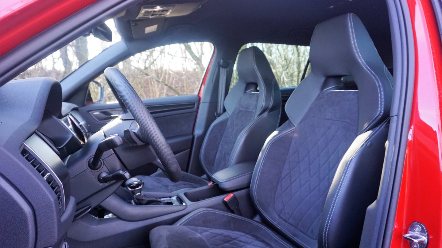 Wuchtige und bequeme Sportsitze, die im großen SUV etwas deplaziert wirken.