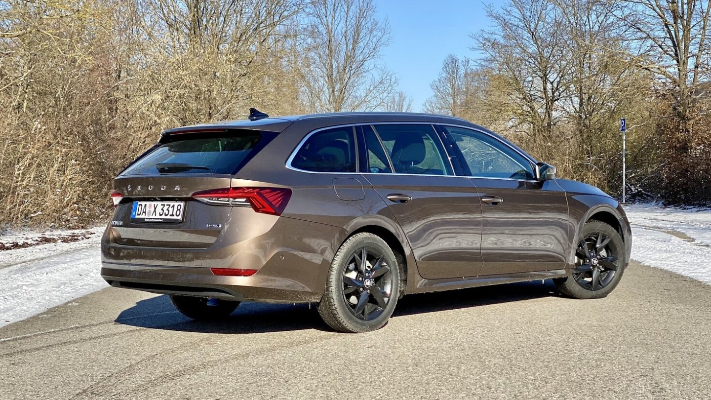 Die Farbe des Testwagens heißt Maple Braun Metallic.