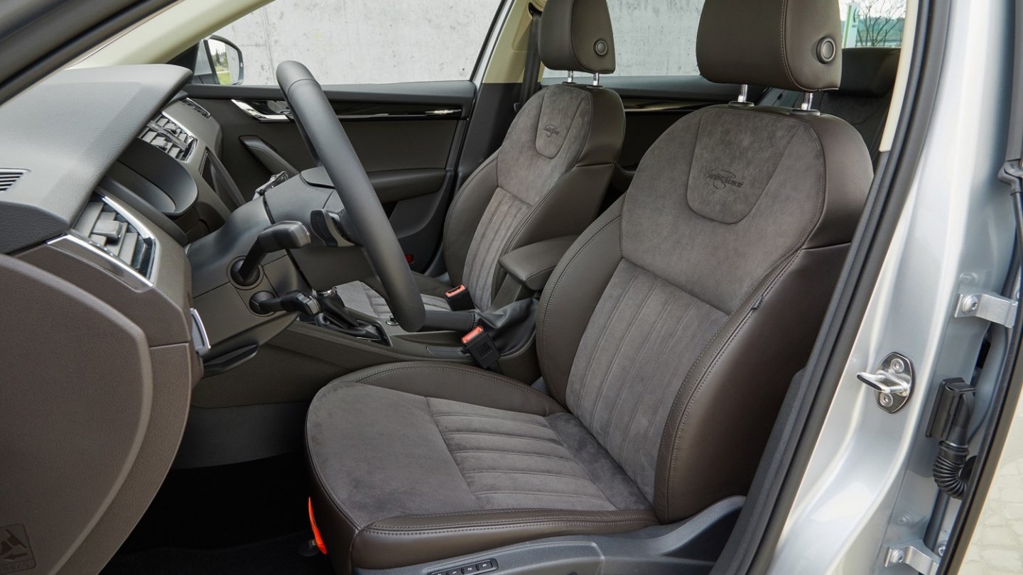 Die braune Alcantara-Leder-Innenausstattung kennzeichnet den Octavia L&K.