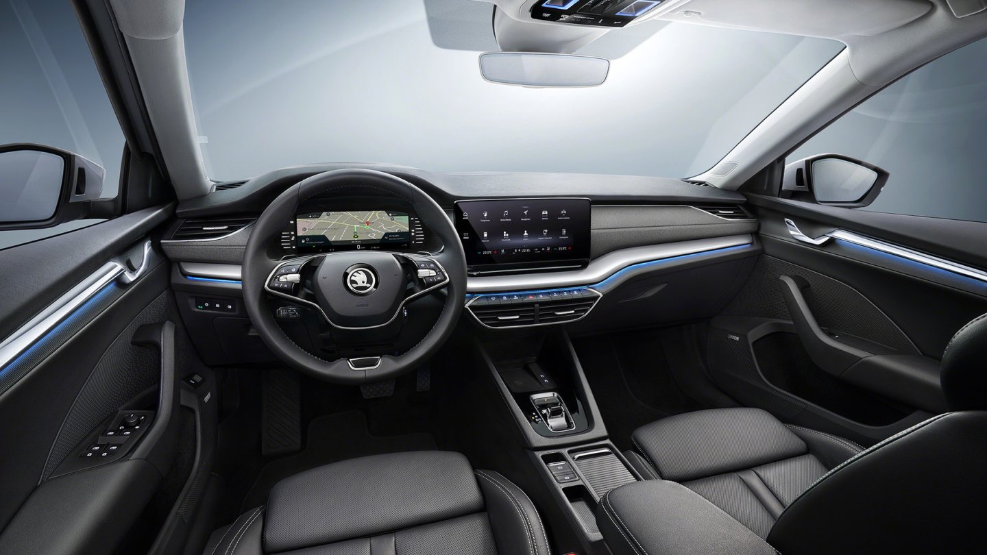 Neu ist das Zweispeichenlenkrad.