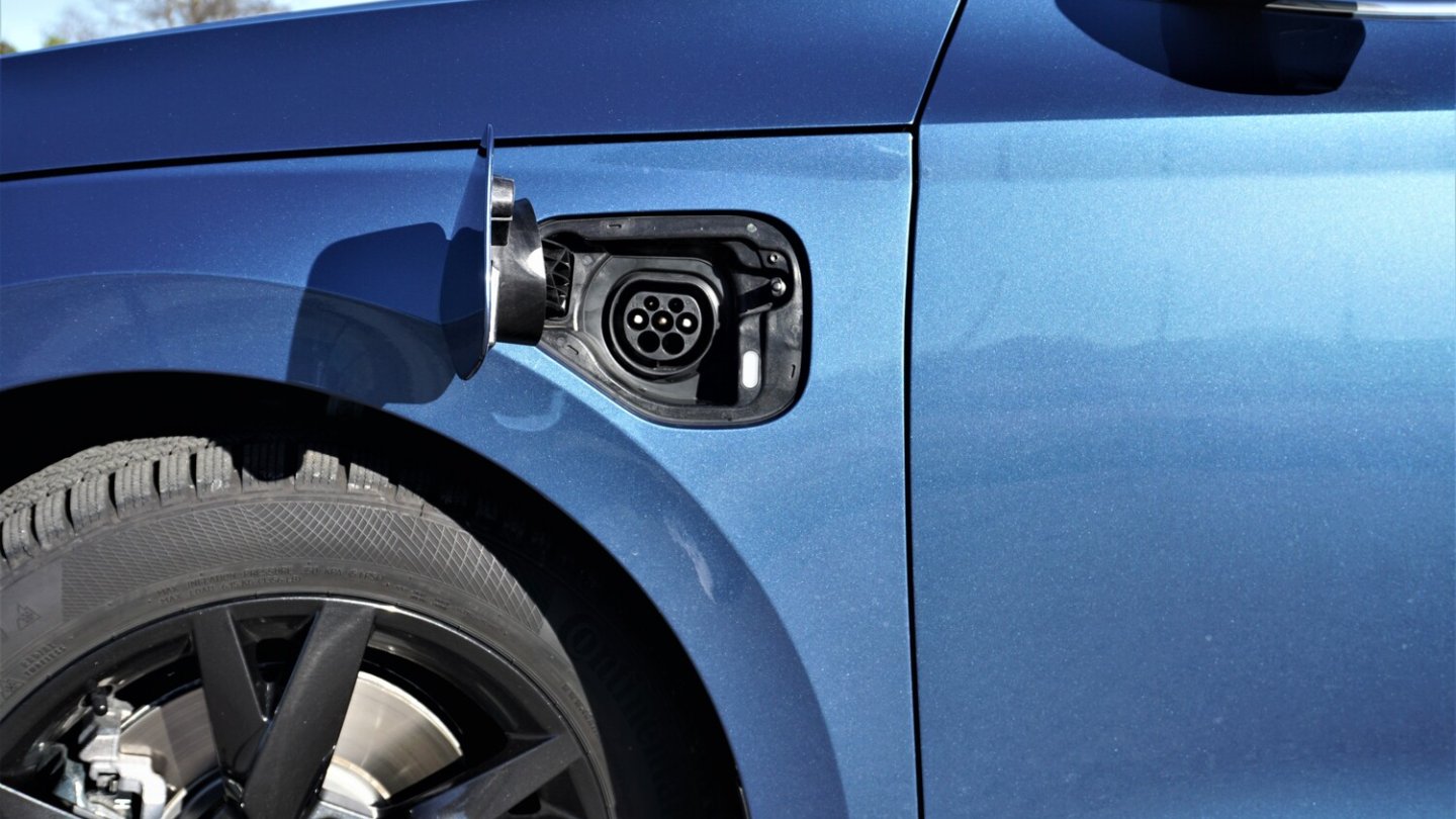 Die 13 kWh-Batterie wird über den linken vorderen Kotflügel geladen.