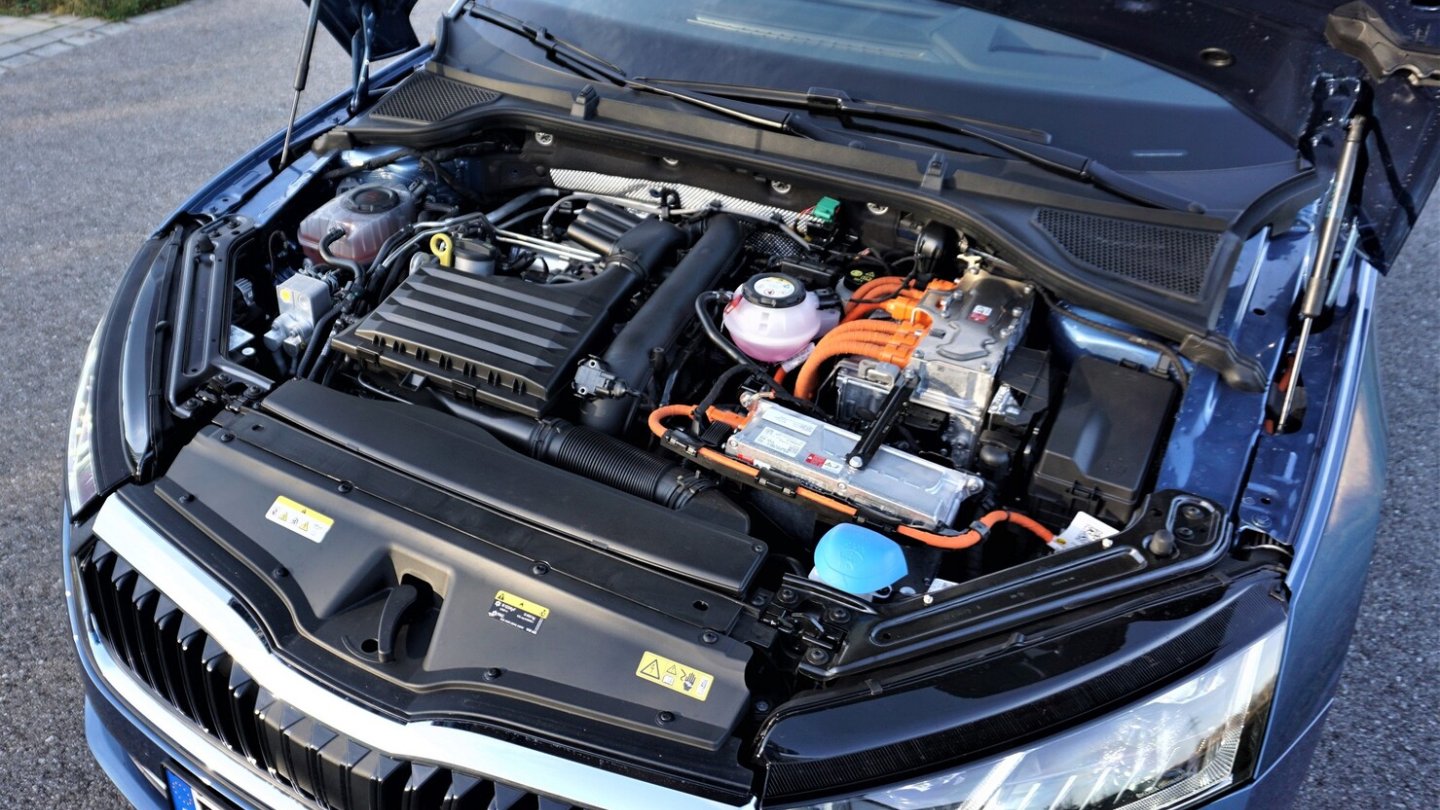 Die Systemleistung des Plug-in Hybrids liegt bei 204 PS.