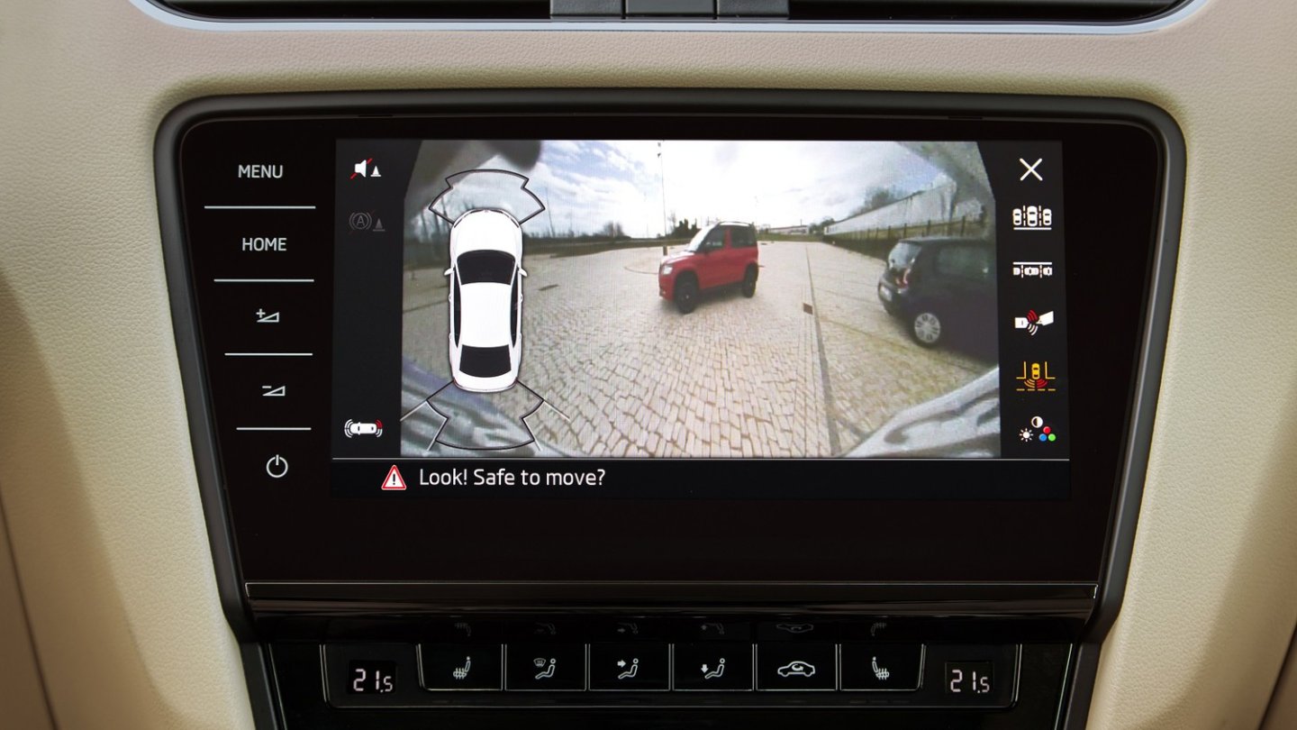 Eine Rückfahrkamera ist Serie, das große Navi kostet Aufpreis.