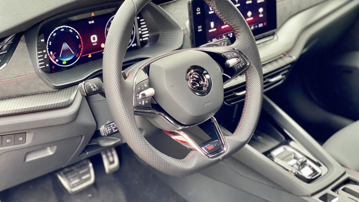 Der Skoda Octavia RS hat ein Dreipeichenlenkrad mit Lederkranz.