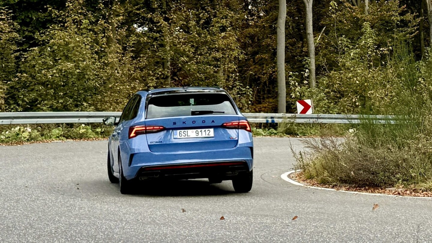 Der Skoda Octavia RS geht gewohnt gut ums Eck, bleibt dabei aber voll alltagstauglich.