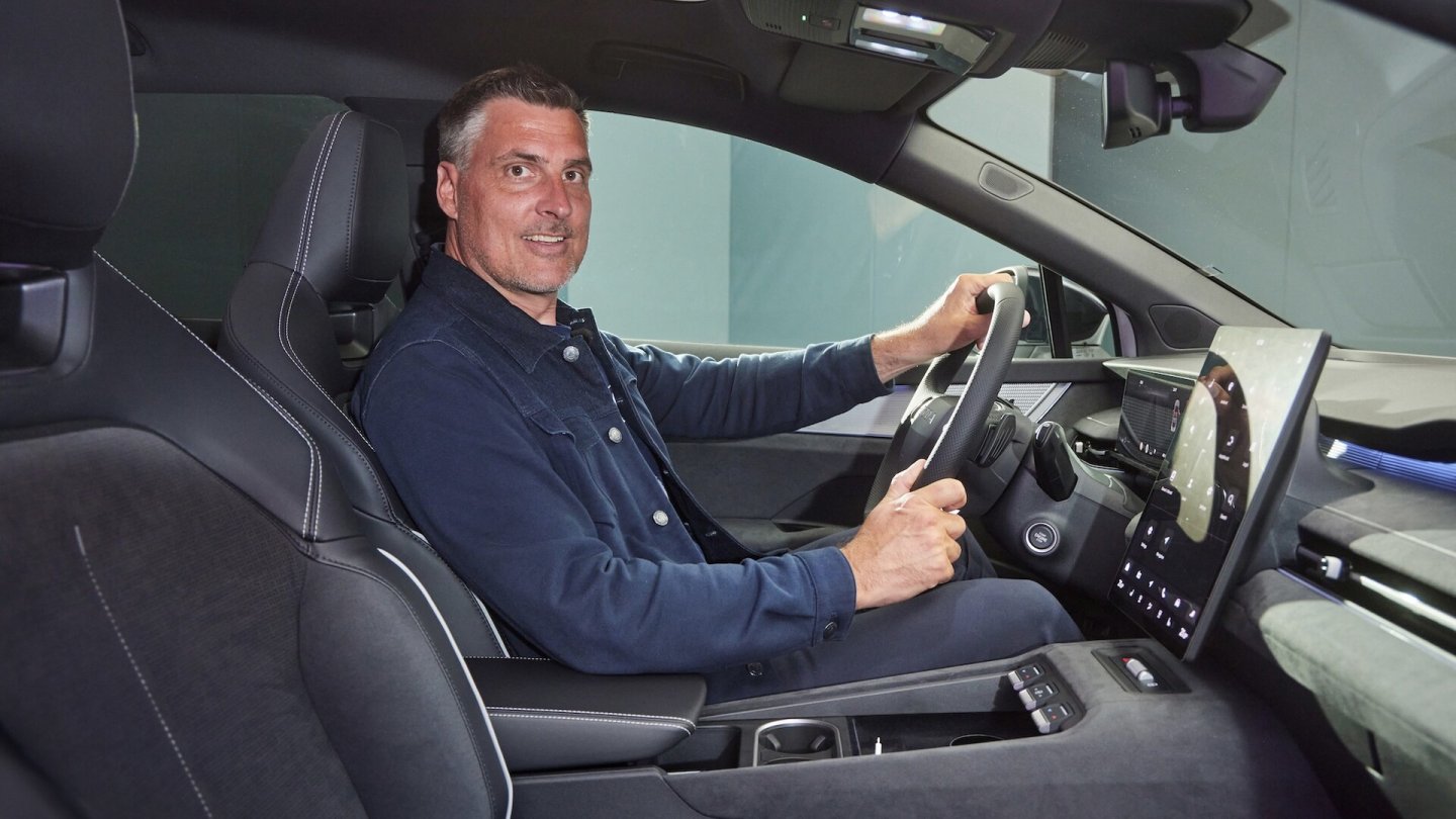 Bequeme Sportsitze mit Mikrofaser-Bezügen im Peaq Sportline.
