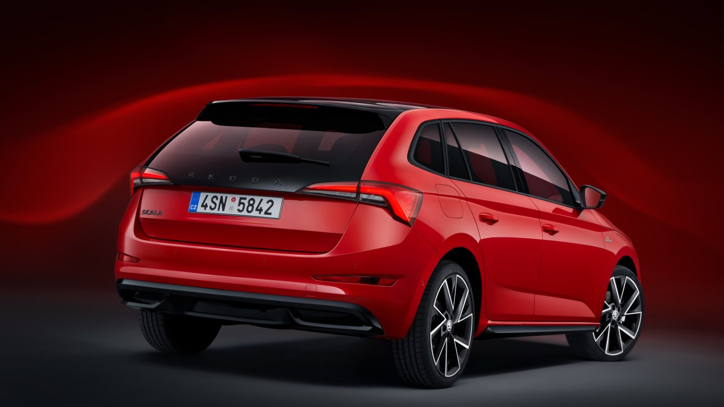 Schwarzer Skoda-Schriftzug am Heck.