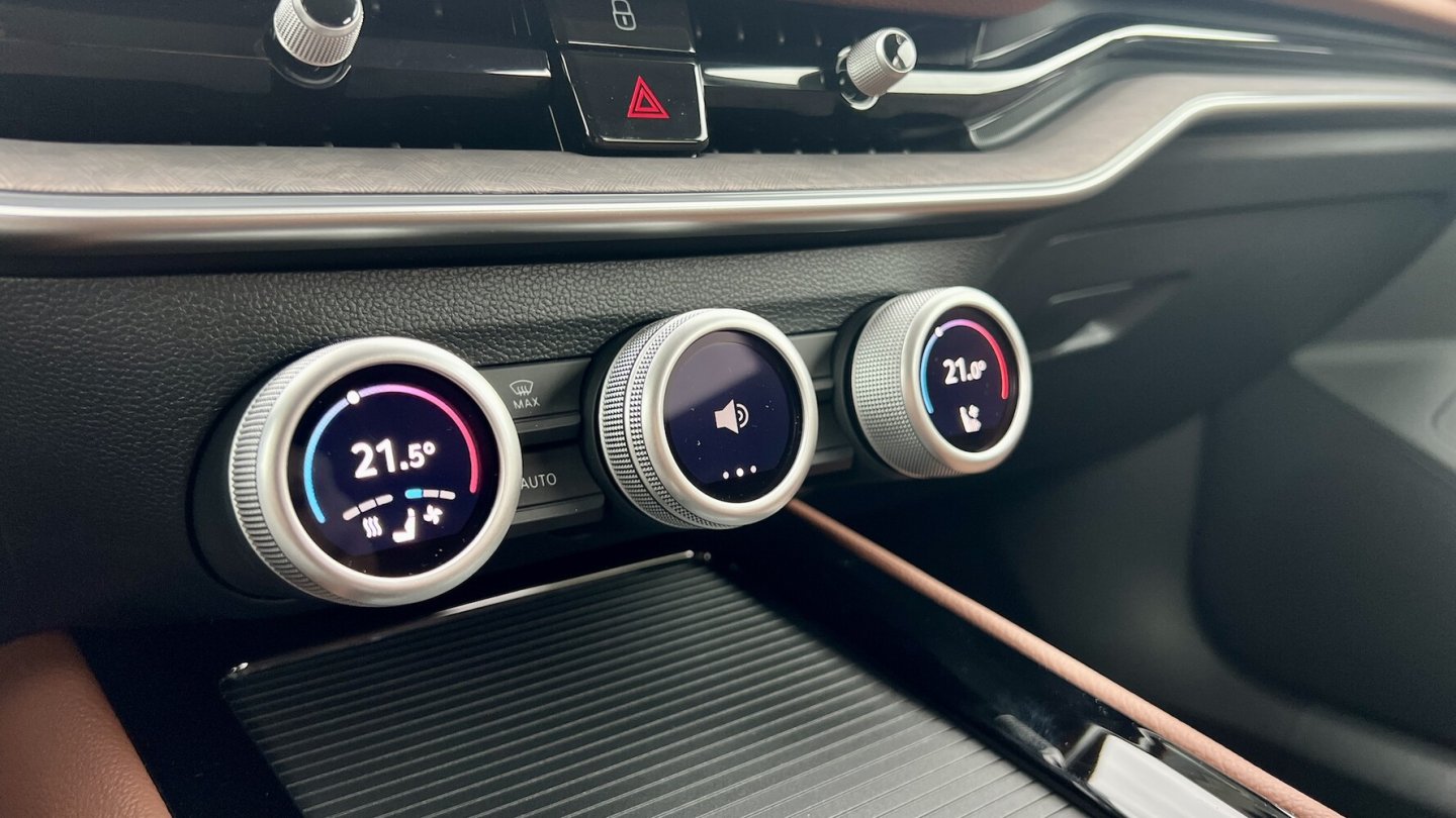 Die Vordersitze kann man, je nach Ausstattung, beheizen und lüften.