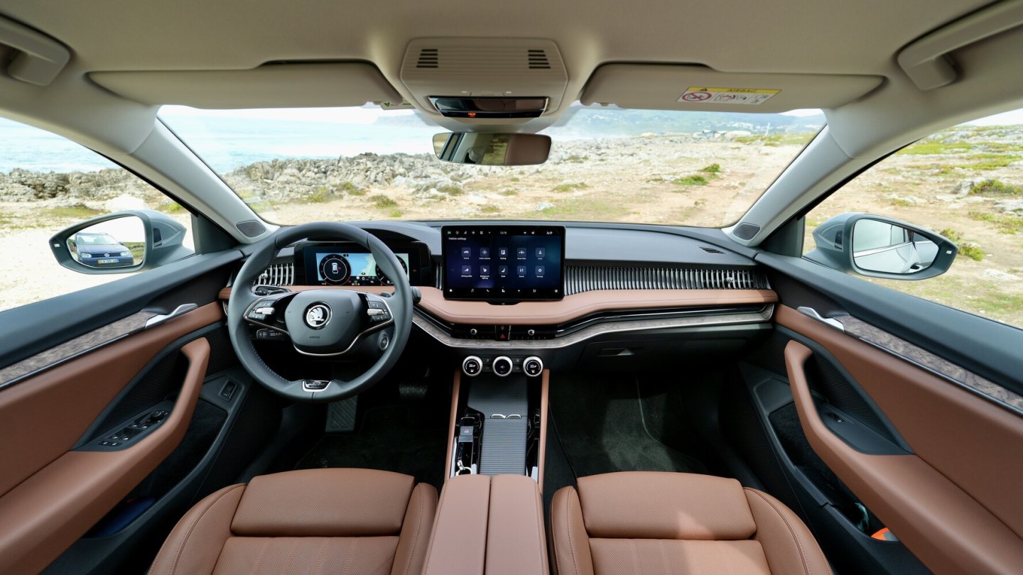 Der Superb Laurin & Klement kommt mit Lederberzügen und Holzdekoren.