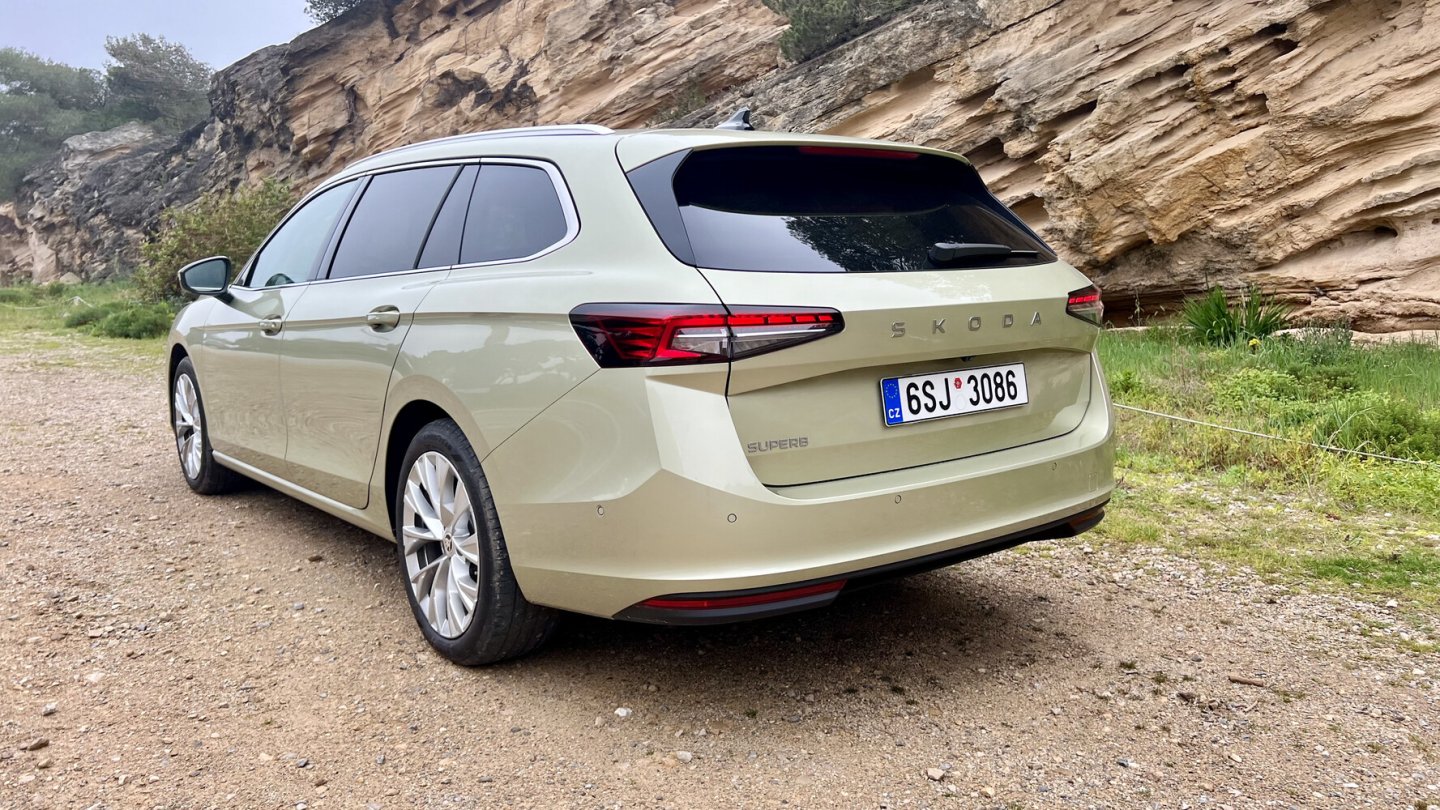 Die flache Heckscheibe ist ein typisches Merkmal des Superb Combi.