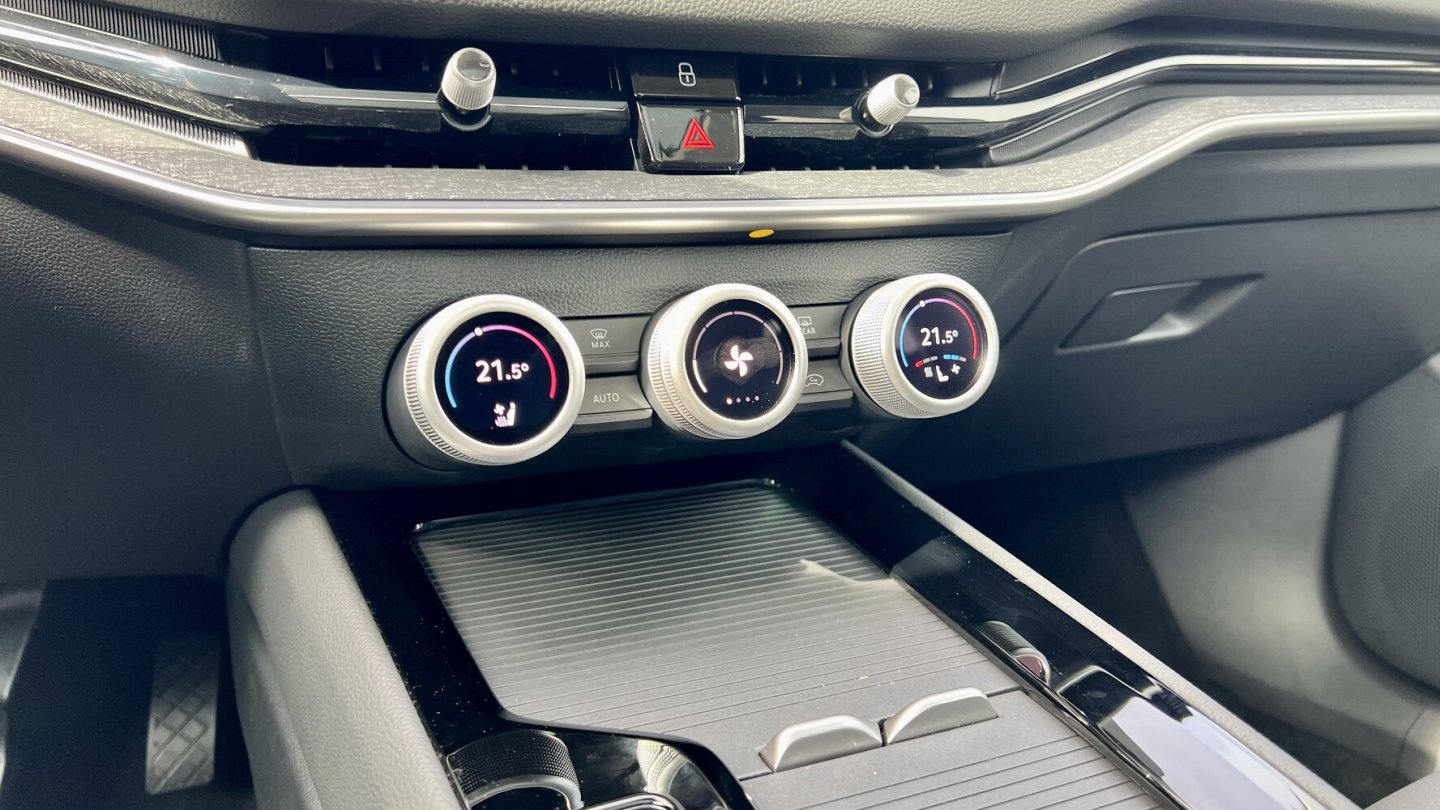 Die Dreh-Drück-Steller erleichtern die Bedienung während der Fahrt.