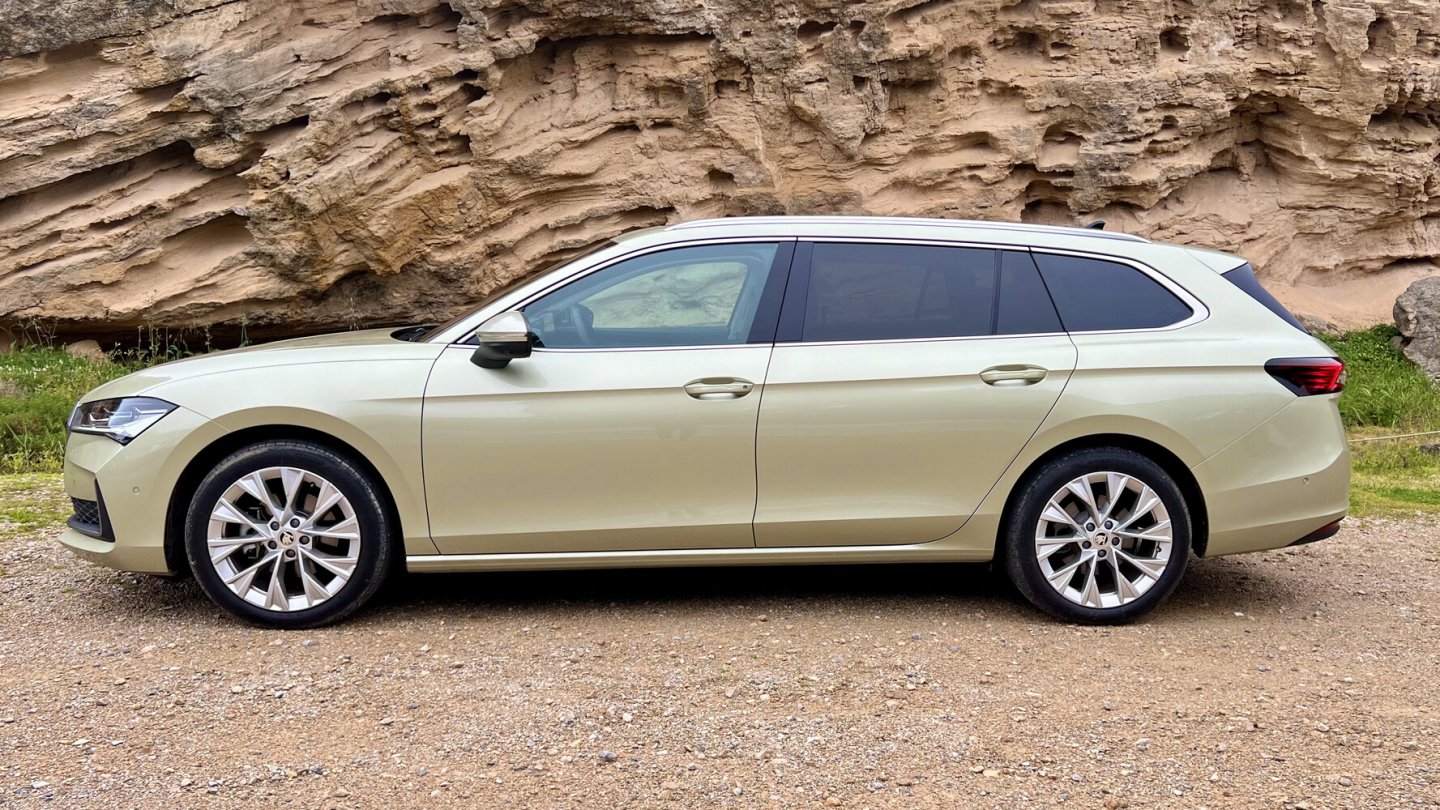 Der neue Skoda Superb Combi ist 4,90 Mete lang.