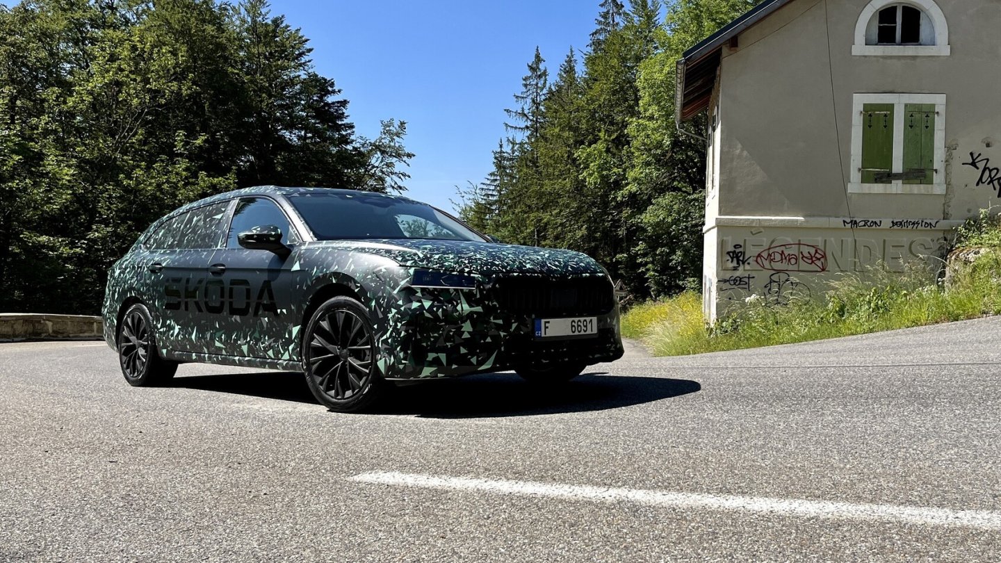 Eine adaptive Dämpferregelung mit Zweiventiltechnik wird es gegen Aufpreis geben.