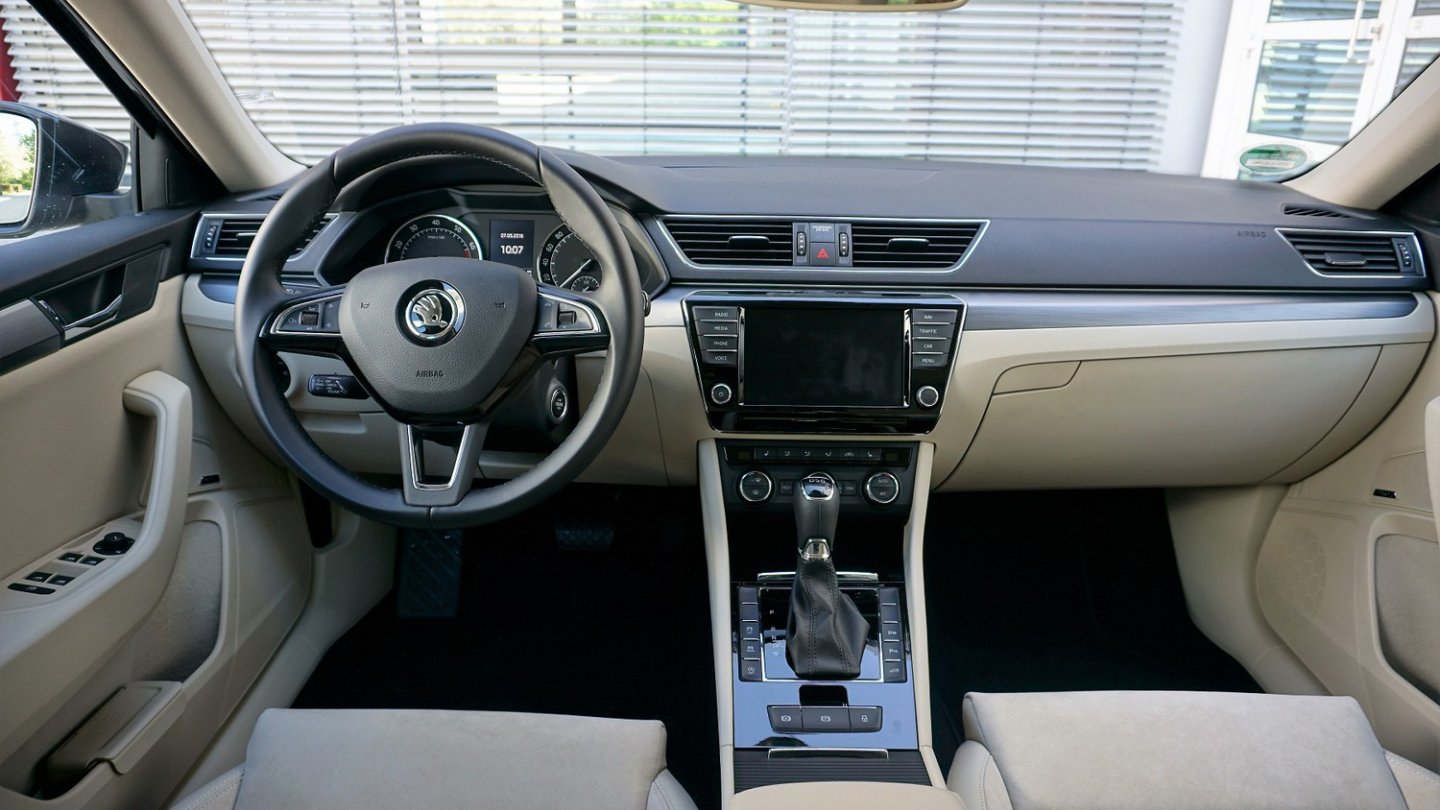 Unaufgeregtes Cockpit im Skoda Superb. Der Fahrmodus-Schalter ist links vom Wählhebel.