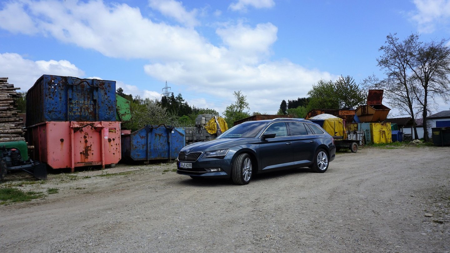 Lademeister unter sich: Der Skoda Superb Combi posiert mit Frachtcontainern.