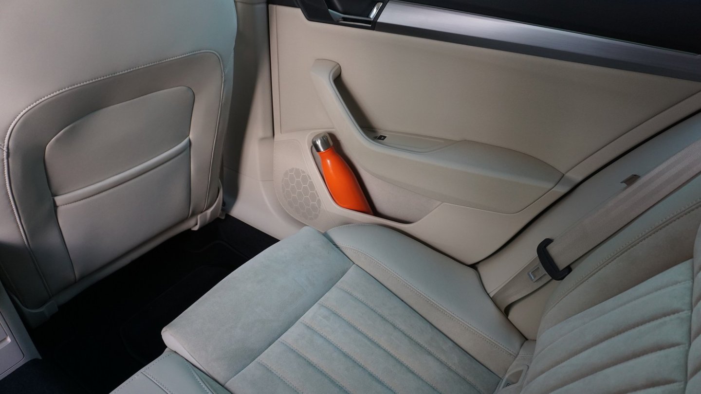 In allen vier Türen lassen sich Flaschen verstauen. Die Türfächer sind mit Teppich ausgekleidet.