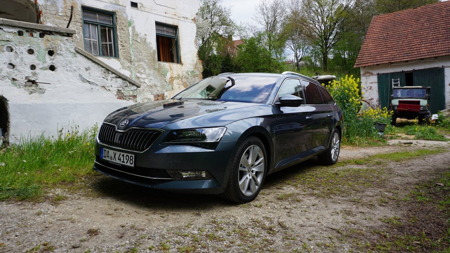Hinter den kantigen Scheinwerfern steckt im Testwagen der Motor aus dem VW Golf GTI.